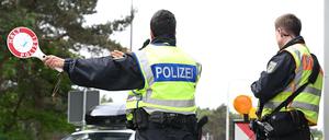 Beamte der Bundespolizei kontrollieren am Grenzübergang zu den Niederlande den Einreise-Verkehr (Symbolbild).