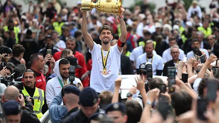 VfB-Kapitän Atakan Karazor mit dem Pokal beim Autokorso durch die Stadt.