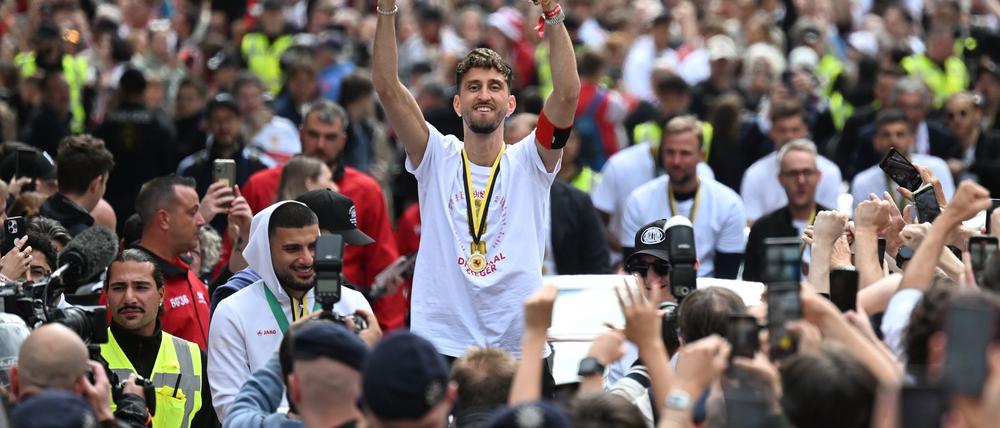 VfB-Kapitän Atakan Karazor mit dem Pokal beim Autokorso durch die Stadt.