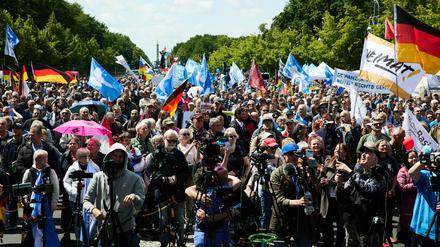 Zahlreiche Teilnehmer sind bei der Demonstration und Kundgebung auf der Straße des 17. Juni unterwegs. Veranstalter der Aktion ist „Deutschland steht auf“.