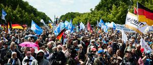 Zahlreiche Teilnehmer sind bei der Demonstration und Kundgebung auf der Straße des 17. Juni unterwegs. Veranstalter der Aktion ist „Deutschland steht auf“.