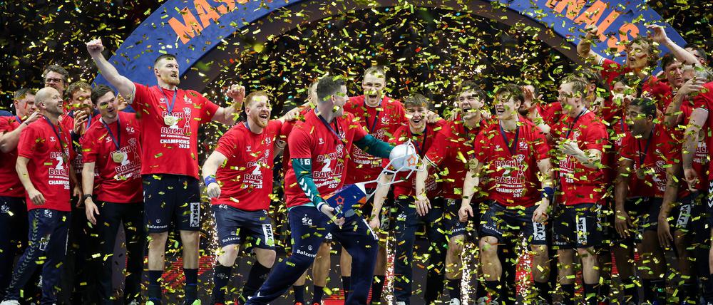 Flensburgs Spieler feiern die Titelverteidigung.