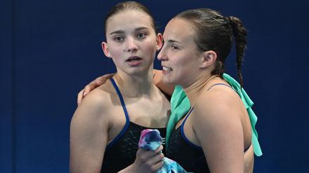 Jette Müller (l) und Lena Hentschel sicherten sich EM-Silber im Synchronspringen vom Drei-Meter-Brett.
