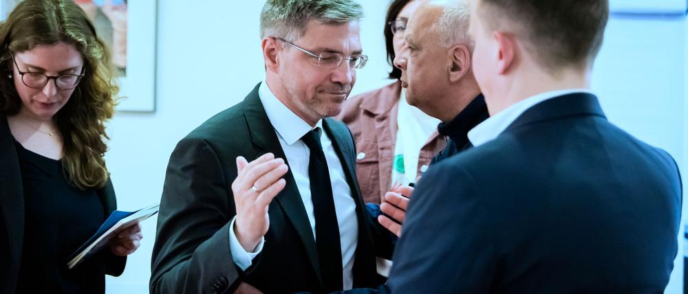 Mike Schubert (SPD, M), abgewählter Oberbürgermeister von Potsdam, verabschiedet sich.