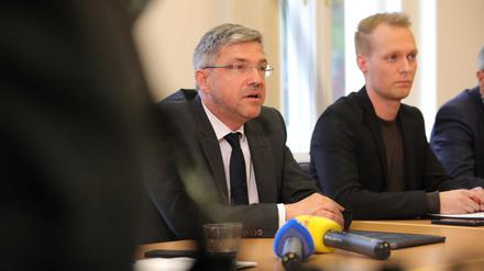Mike Schubert (SPD) bei der Pressekonferenz nach seiner Abwahl als Potsdamer Oberbürgermeister.