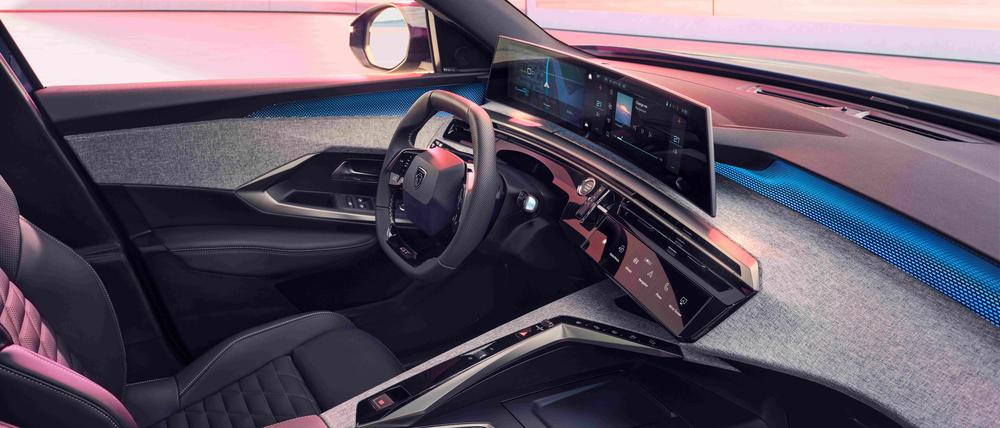 Wohlfühlzone mit Panorama-Display: Das expressive und individuelle Innenraum-Design ist im Cockpit bei beiden Modellen identisch. Foto: Peugeot