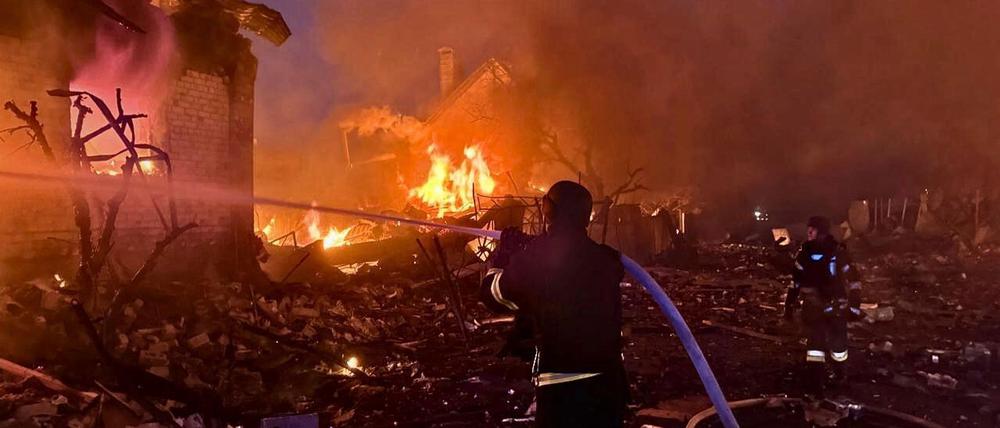 Die russischen Streitkräfte hatten das Nachbarland schon in den Nächten auf Samstag und Sonntag mit Raketen, Marschflugkörpern und Hunderten Drohnen massiv bombardiert.