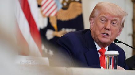 Zunächst droht US-Präsident mit neuen Zöllen, nun will er der EU mehr Zeit geben.