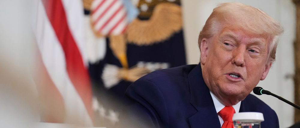 Zunächst droht US-Präsident mit neuen Zöllen, nun will er der EU mehr Zeit geben.