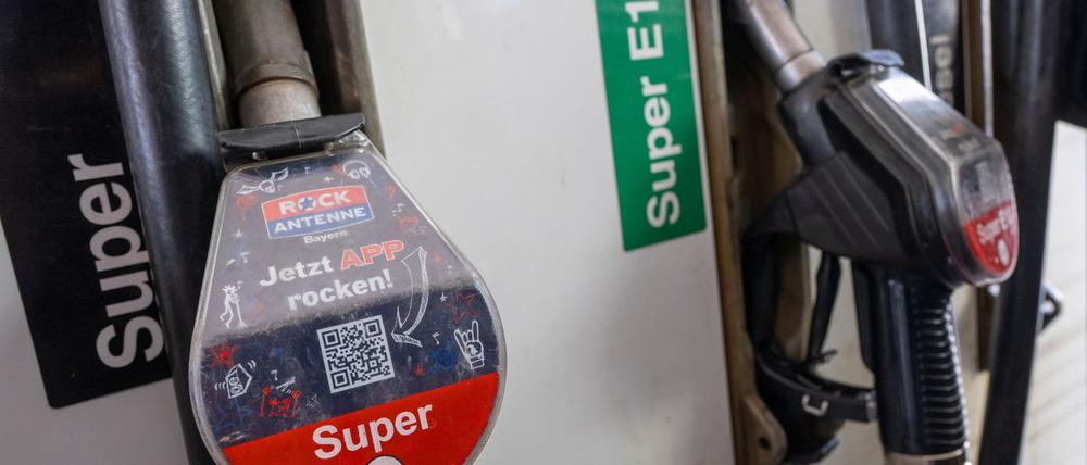 Super E10 ist typischerweise etwa sechs Cent billiger als E5, wird aber seltener getankt. 