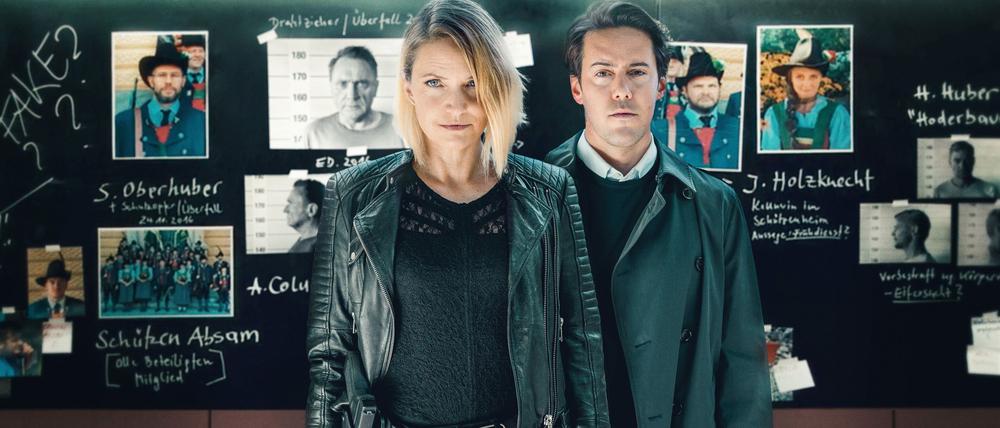Die Kommissare Lisa Kuen (Patricia Aulitzky) und Alexander Yüsüf-Demir (Dominik Raneburger) sammeln Fakten.