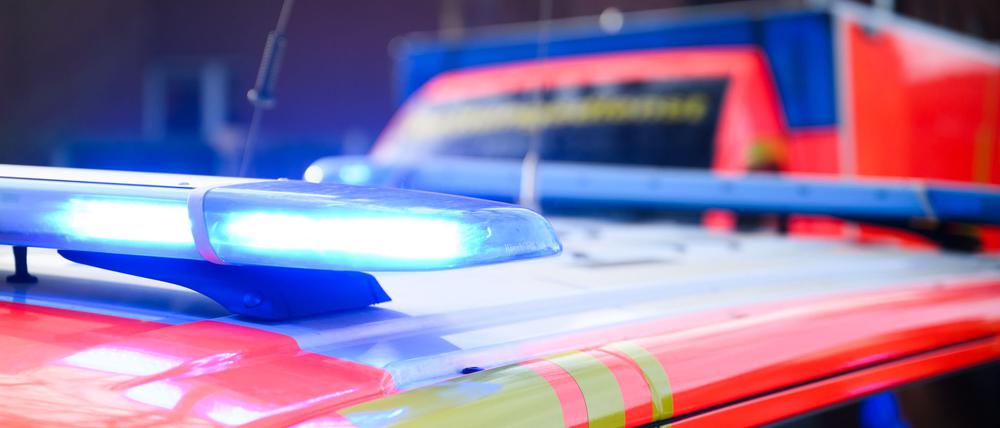 Rettungskräfte kümmerten sich um die schweren Verletzungen der Frau. (Symbolbild)