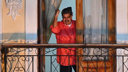Der venezolanische Präsident Nicolás Maduro zeigt sich in der Hauptstadt Caracas und beansprucht den Sieg bei den Wahlen für sich.