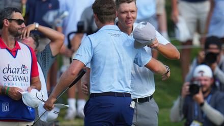 Matti Schmid (r) gratuliert Ben Griffin zum Sieg bei der Charles Schwab Challenge in Fort Worth. 