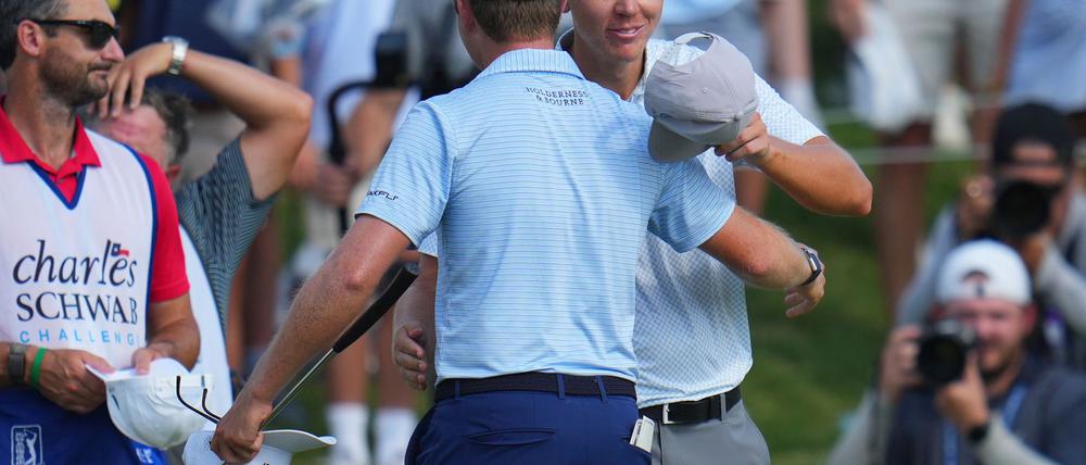Matti Schmid (r) gratuliert Ben Griffin zum Sieg bei der Charles Schwab Challenge in Fort Worth. 