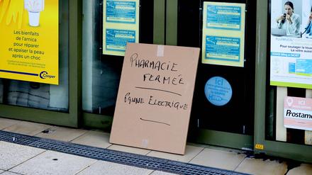 Wegen eines Stromausfalls geschlossene Apotheke in Südfrankreich.
