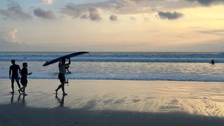 Urlauber an einem Strand auf Bali.