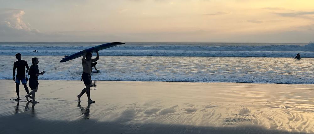 Urlauber an einem Strand auf Bali.