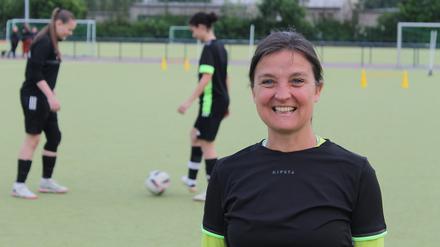 Vereinsgründerin, langjährige Vorsitzende und aktive Spielerin - Annika Schlicht liebt ihre sportliche Freizeitbeschäftigung im Frauenfußball-Club Berlin 2004.   