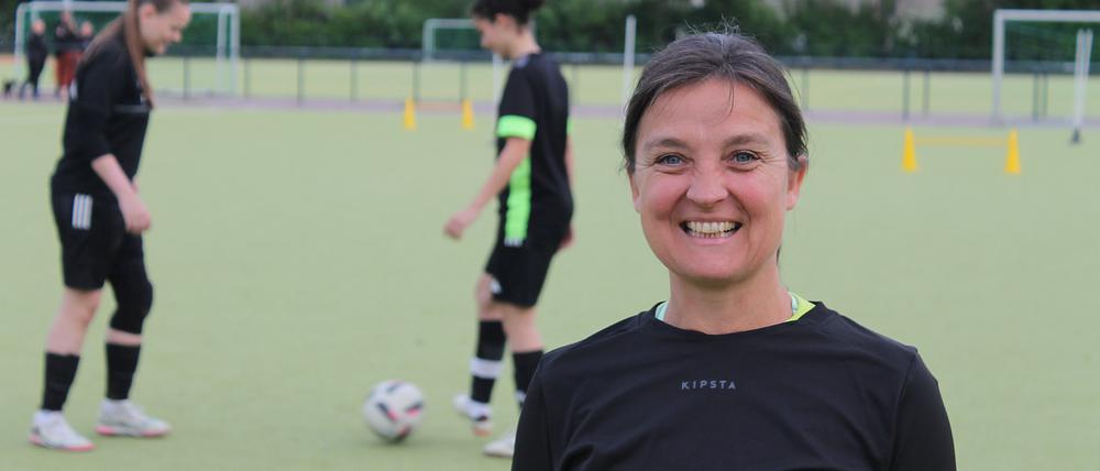 Vereinsgründerin, langjährige Vorsitzende und aktive Spielerin - Annika Schlicht liebt ihre sportliche Freizeitbeschäftigung im Frauenfußball-Club Berlin 2004.   