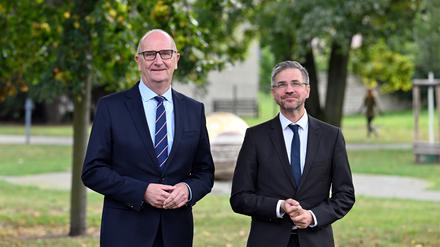 Dietmar Woidke (l, SPD), Ministerpräsident von Brandenburg und der Mike Schubert (SPD), Oberbürgermeister von Potsdam im Jahr 2023. 
