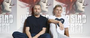 Peter Plate und Ulf Leo Sommer vor den Plakaten des neuen Musical-Projekts, das 2026 im Theater des Westens Premiere hat. 