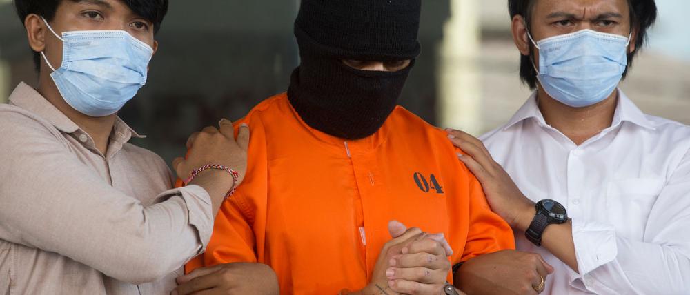 Der Verdächtige wurde in einem orangen Sträflingsanzug der Presse vorgeführt.