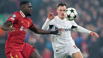 Künftige Teamkollegen? Florian Wirtz (r) im Zweikampf mit Liverpools Ibrahima Konaté