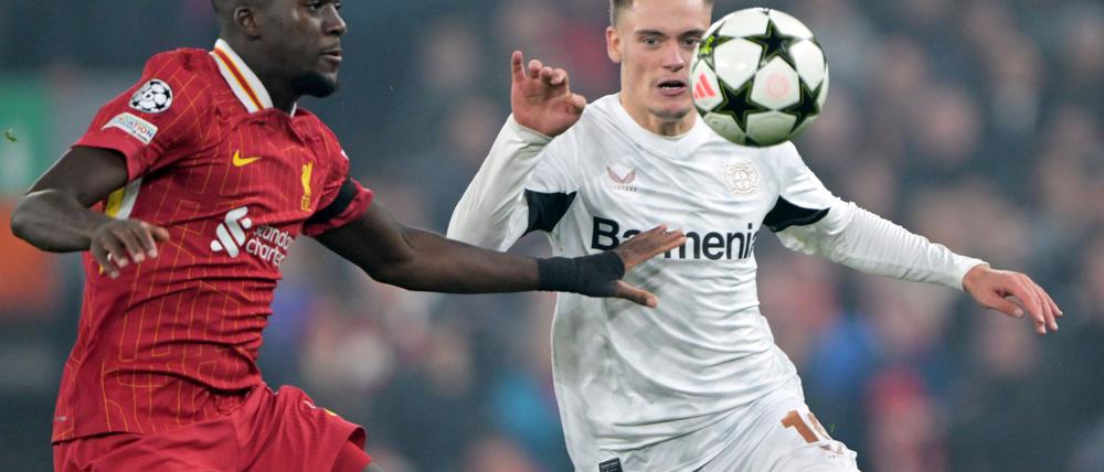 Künftige Teamkollegen? Florian Wirtz (r) im Zweikampf mit Liverpools Ibrahima Konaté