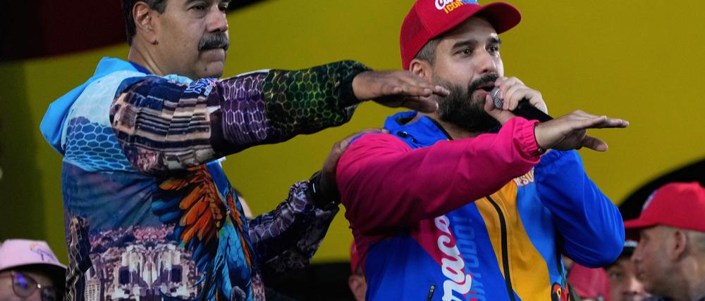Venezuelas autoritärer Präsident Nicolás Maduro (links) will mit den Wahlen seine Macht zementieren. (Archivbild)