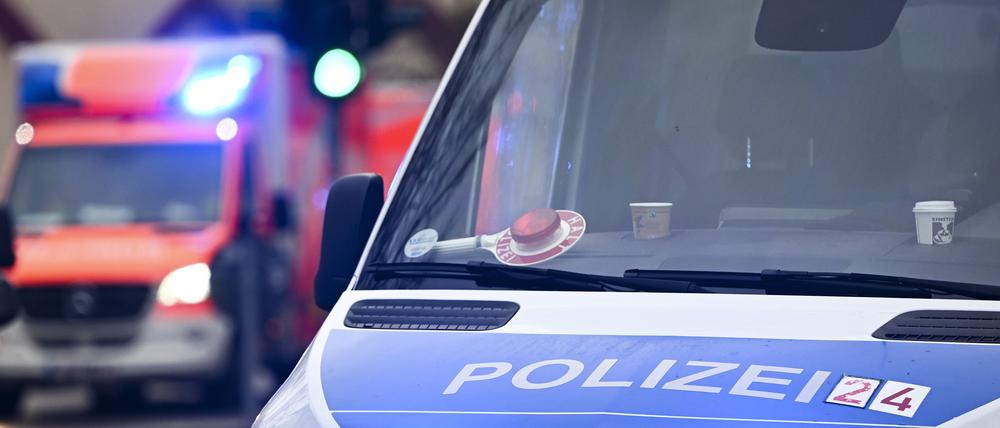 Ein Polizeiauto und ein Rettungswagen mit Blaulicht. (Symbolbild)