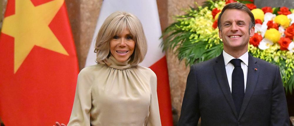 Emmanuel Macron, Präsident Frankreichs, und seine Frau Brigitte bei einem Staatsbesuch in Vietnam. Ein Video zeigt, wie die Frau des Präsidenten gewaltvoll mit ihrer Hand in sein Gesicht greift, nachdem das Paar in Hanoi gelandet ist.