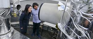 Annalena Baerbock (Grünen)  lässt sich von Julian Rodriguez-Villamizar das Teleskop der Laserstation auf dem Potsdamer Telegrafenberg erklären. 