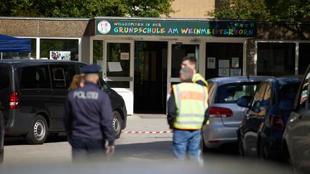 Nach einem Messerangriff an einer Grundschule will die Polizei den mutmaßlichen Täter vernehmen. (Archivbild)