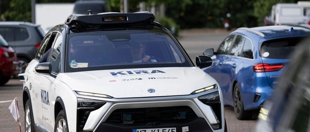 Ausgewählte Fahrgäste des öffentlichen Nahverkehrs können ab dieser Woche ein Angebot in Langen und Egelsbach im Landkreis Offenbach testen, bei dem autonom fahrende Autos eingesetzt werden.