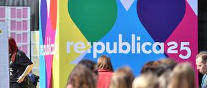 Besucher am ersten Tag vor einem Logo mit dem Schriftzug „re:publica“