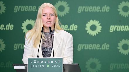 Jette Nietzard (Bündnis 90/Die Grünen), Bundessprecherin der Grünen Jugend, spricht während des kleinen Parteitags von Bündnis 90/Die Grünen. 