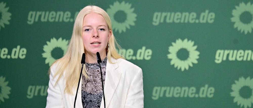 Jette Nietzard (Bündnis 90/Die Grünen), Bundessprecherin der Grünen Jugend, spricht während des kleinen Parteitags von Bündnis 90/Die Grünen. 