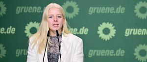 Jette Nietzard (Bündnis 90/Die Grünen), Bundessprecherin der Grünen Jugend, spricht während des kleinen Parteitags von Bündnis 90/Die Grünen. 