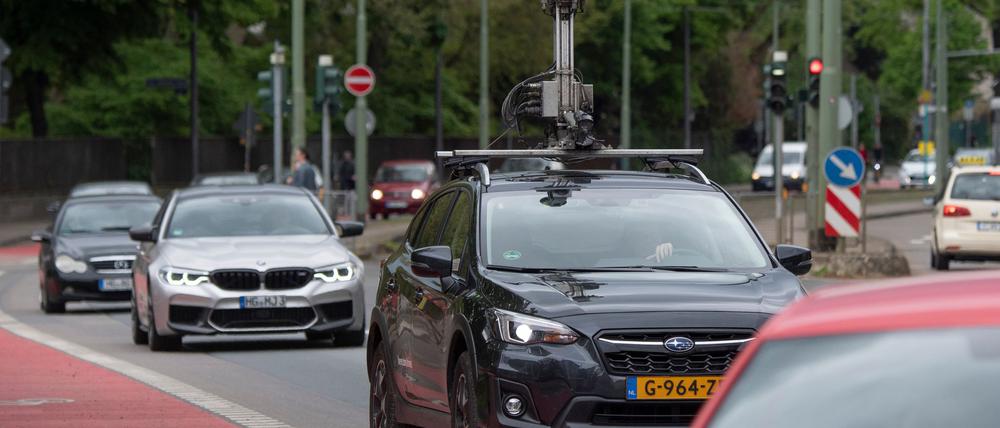 Durch deutsche Städte, wie hier in Frankfurt/Main, fahren immer mal wieder Fahrzeuge mit Kameras, um Straßen zu scannen, auch für private Angebote wie Google Streetview. (Symbolbild) 