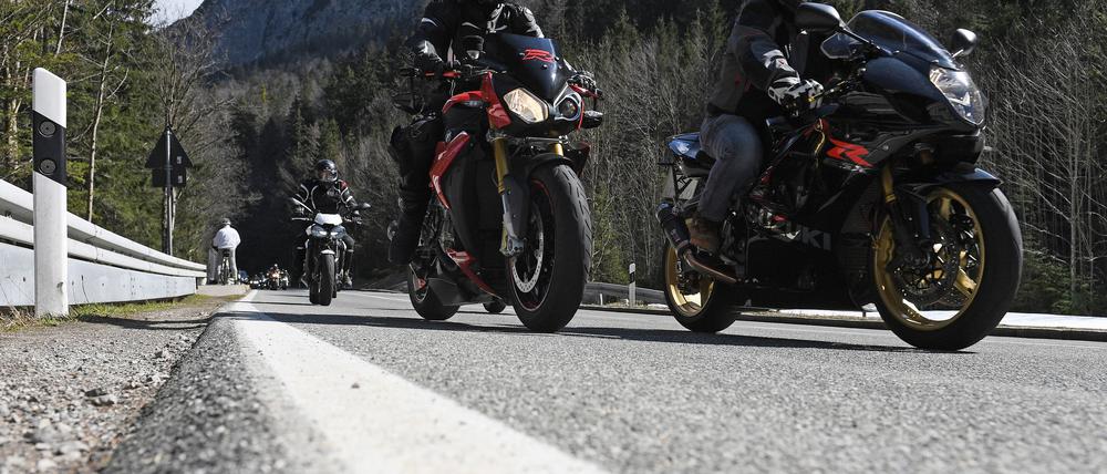 Motorradfahrer verursachen teurere Unfälle als Autofahrer. (Symbolbild)