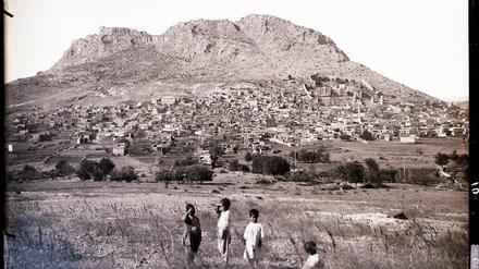 Aufnahme der Stadt Kozan (armenisch Սիս Sis) in der türkischen Provinz Adana, um 1920. 