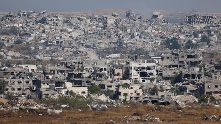 Blick auf zerstörte Gebäude in Gaza, nahe der israelischen Grenze.