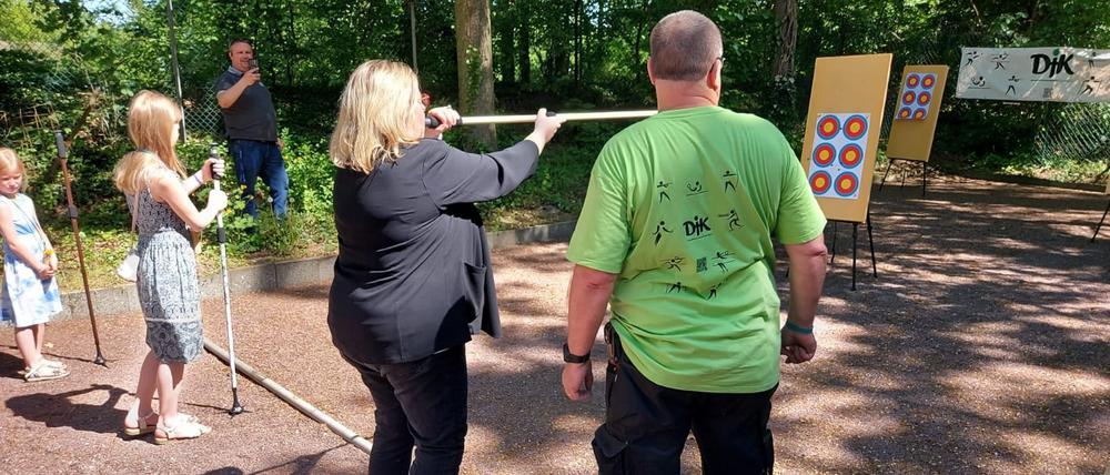 Der Pfeil muss gut platziert werden. Hier probiert es die Spandauer Bezirksstadträtin Carola Brückner.     