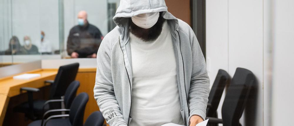 Abu Walaa 2021 vor dem Oberlandesgericht Celle - er klagt gegen seine Ausweisung nach seiner Haftentlassung. (Archivfoto)