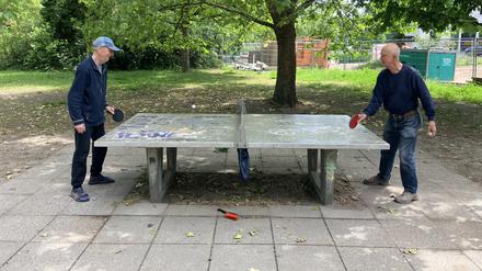 Zwei zufriedene Rentner beim Tischtennis in der Burgstraße: Karl Wich (l.) und Klaus Teubert wünschen sich keinerlei Veränderung in Potsdam.