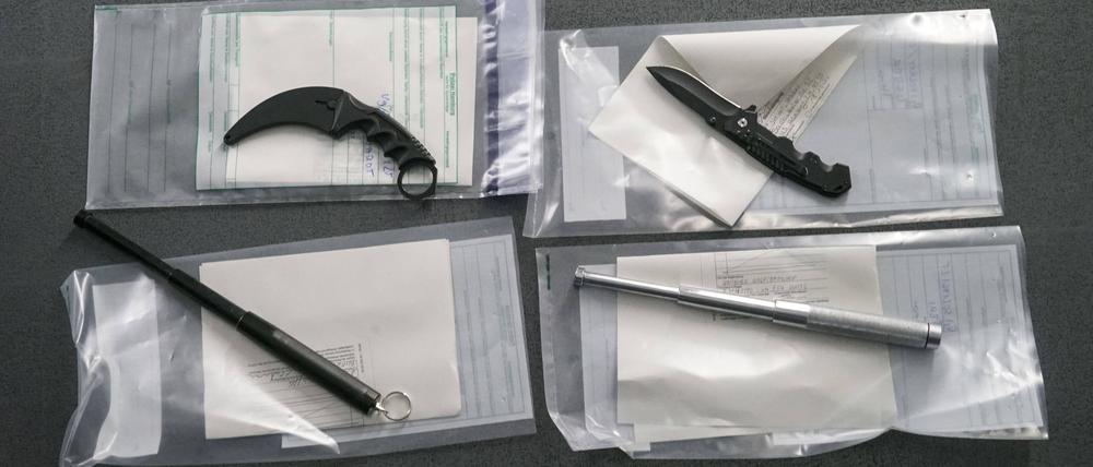 Bei einer Kontrolle am Hamburger Hauptbahnhof sichergestellte Messer und Schlagstöcke.