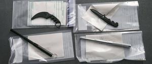 Bei einer Kontrolle am Hamburger Hauptbahnhof sichergestellte Messer und Schlagstöcke.