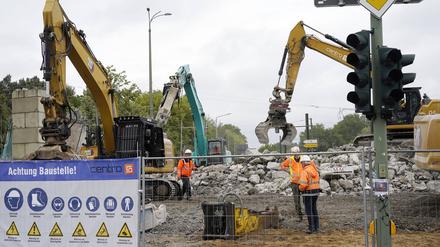 Unermüdlich arbeiten die Abrissbagger an der maroden Brücke an der Wuhlheide Oberschöneweide. Am dritten Tag ist fast nichts mehr von der Brücke azu sehen.