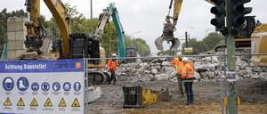 Unermüdlich arbeiten die Abrissbagger an der maroden Brücke an der Wuhlheide Oberschöneweide. Am dritten Tag ist fast nichts mehr von der Brücke azu sehen.